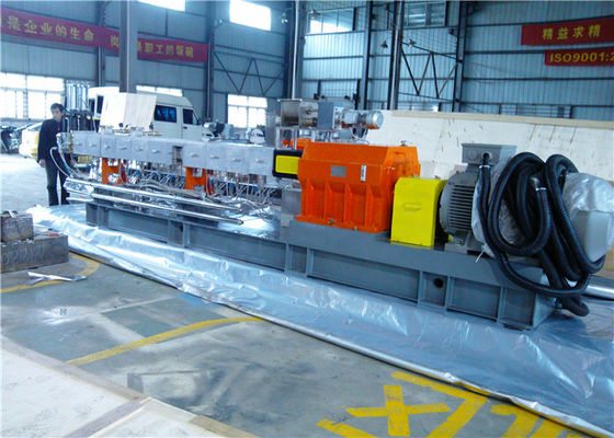China 500kg/Hour parallelle Tweelingschroefextruder voor de Productie van HUISDIERENmasterbatch leverancier