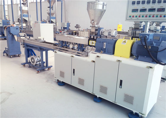 China De dubbele Machine van de de Schaalextruder van het Schroeflaboratorium met hoogst Efficiënte Output 5-10kg/hr leverancier